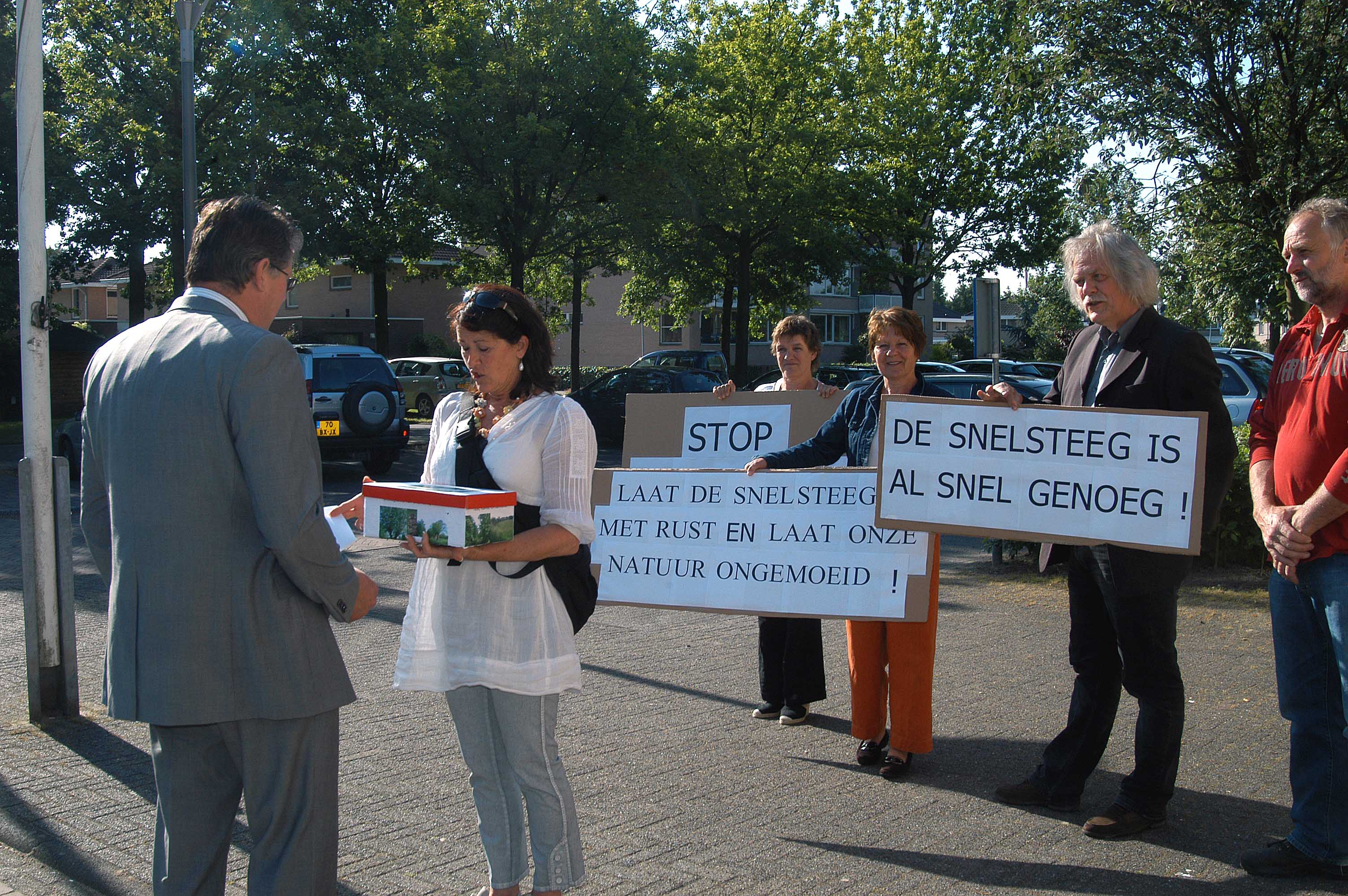 dorpsdelegatie biedt petitie aan.jpg